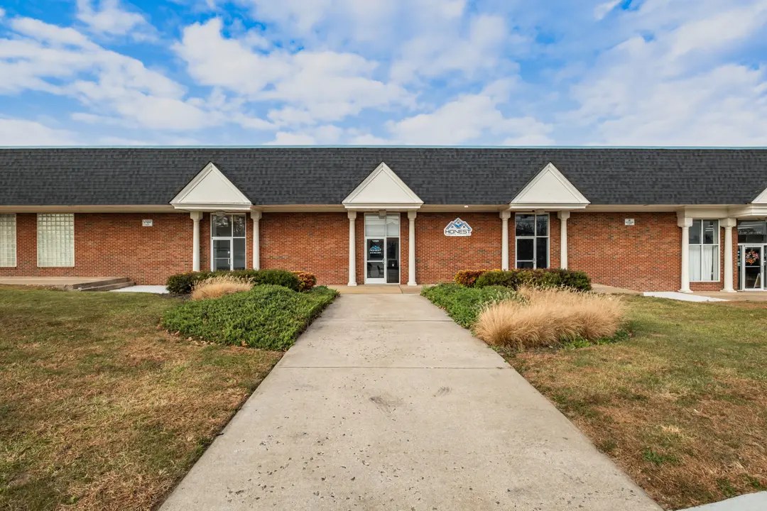 Honest Real Estate entrance at Parkwood Commons